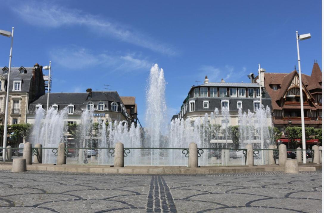 Grand Studio Hyper Centre Avec Balcon Tout Refait Mars 2025 Deauville Exterior photo
